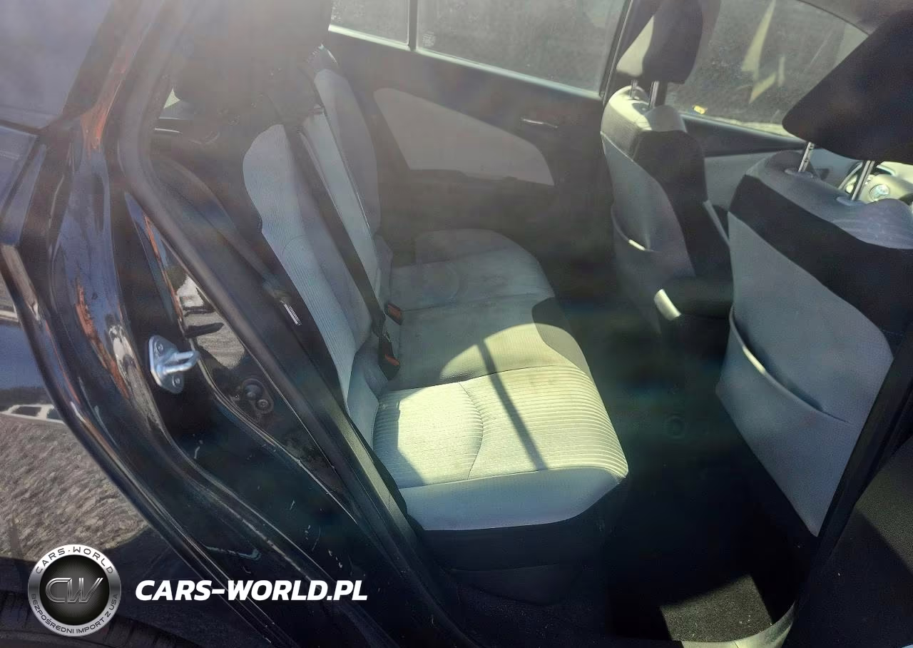 2018 Toyota Prius Three VIN:JTDKARFU3J3062416 - 10