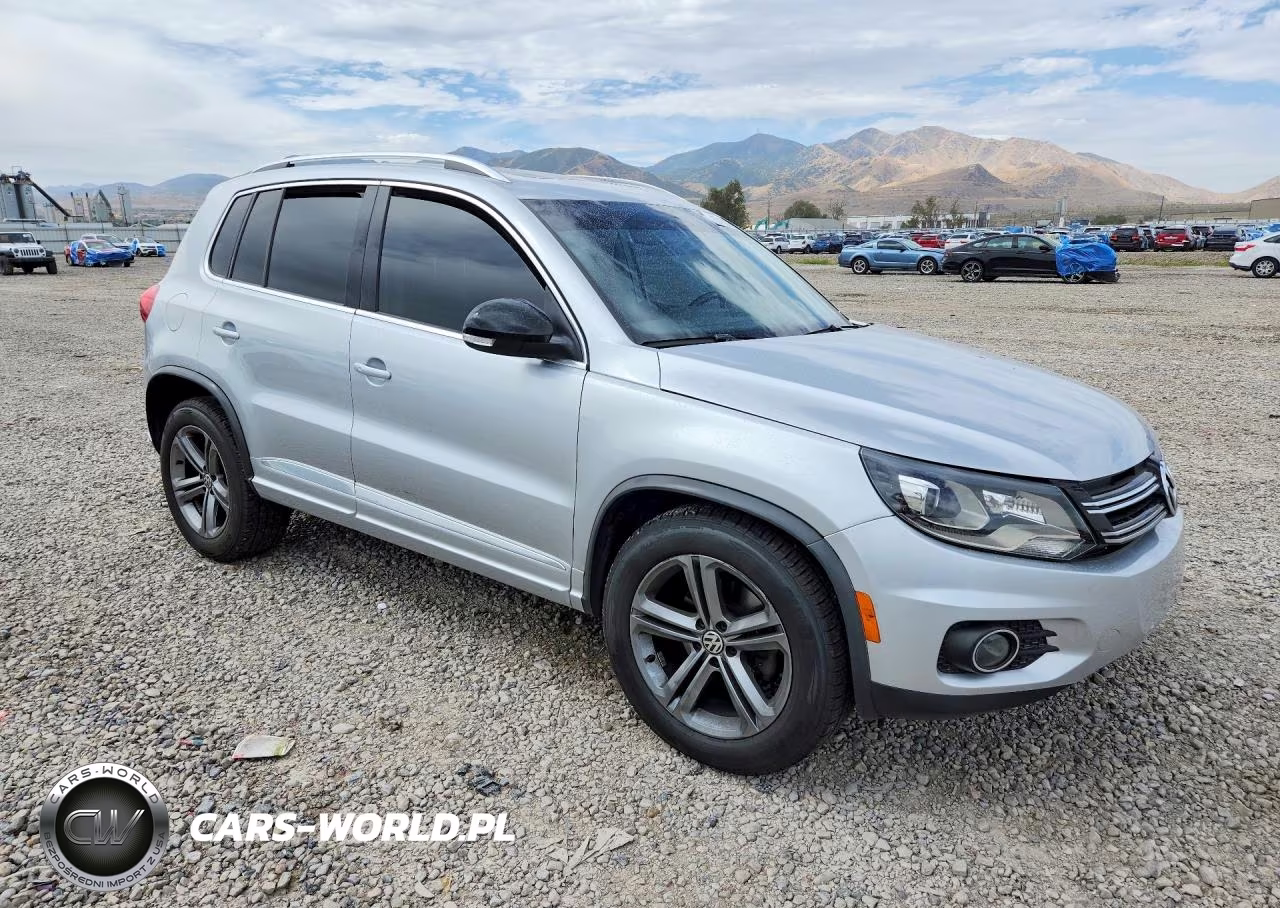 2017 Volkswagen Tiguan Sport VIN:WVGUV7AX0HK022552 - 4