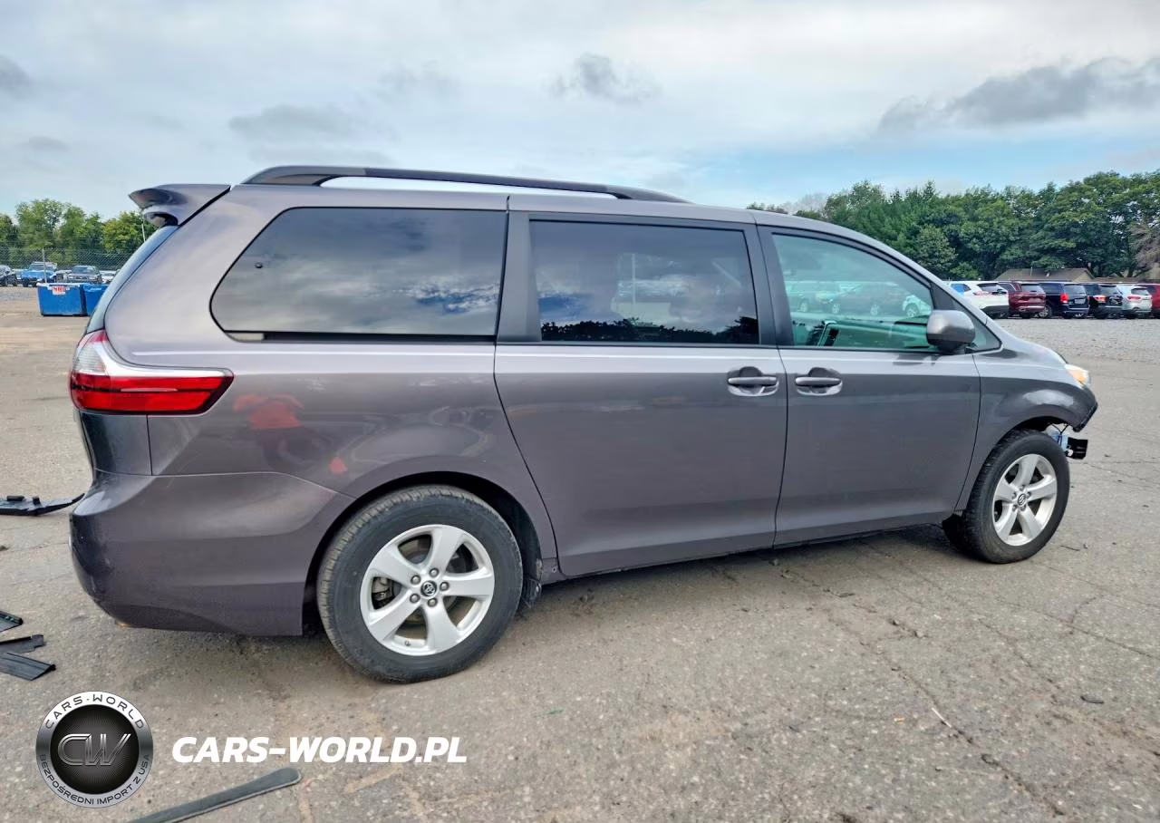 2018 Toyota Sienna Le VIN:5TDKZ3DC9JS951042 - 3