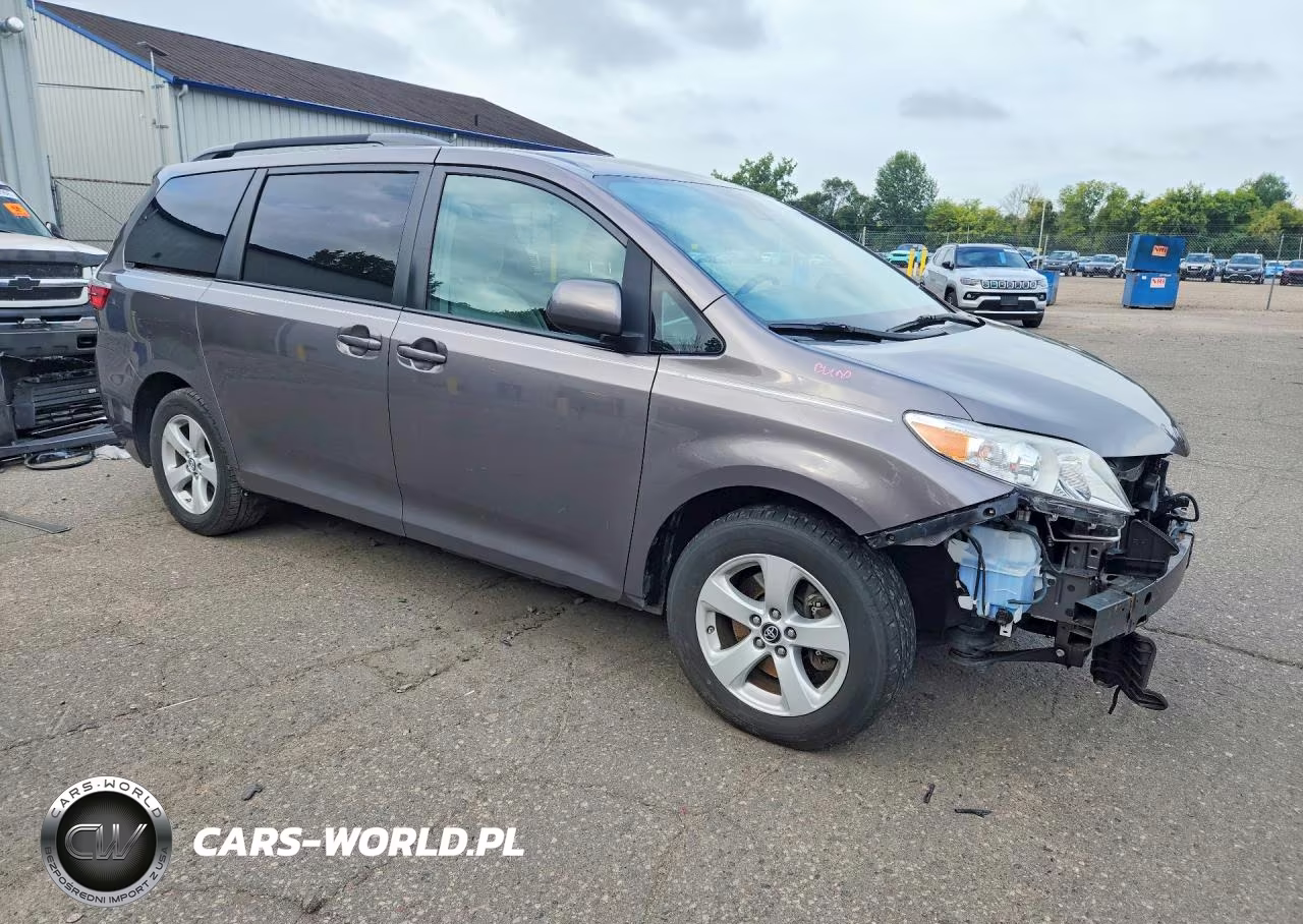 2018 Toyota Sienna Le VIN:5TDKZ3DC9JS951042 - 4