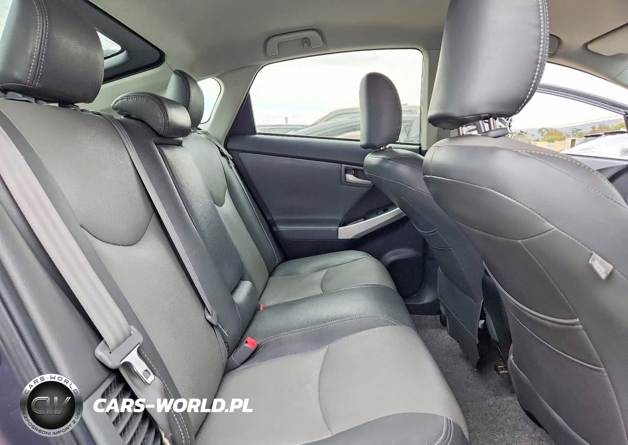2013 Toyota Prius Two VIN:JTDKN3DU8D5564514 - 10