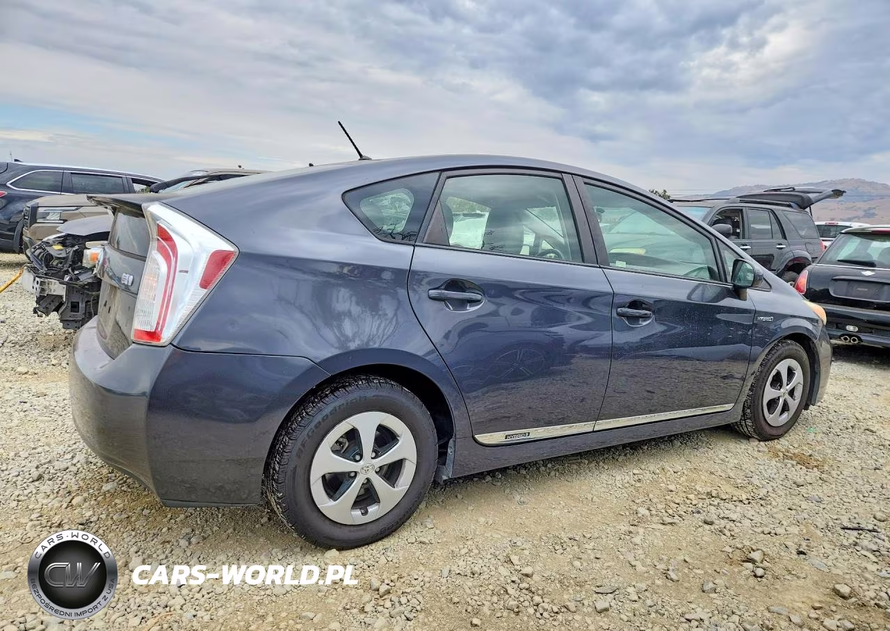 2013 Toyota Prius Two VIN:JTDKN3DU8D5564514 - 3
