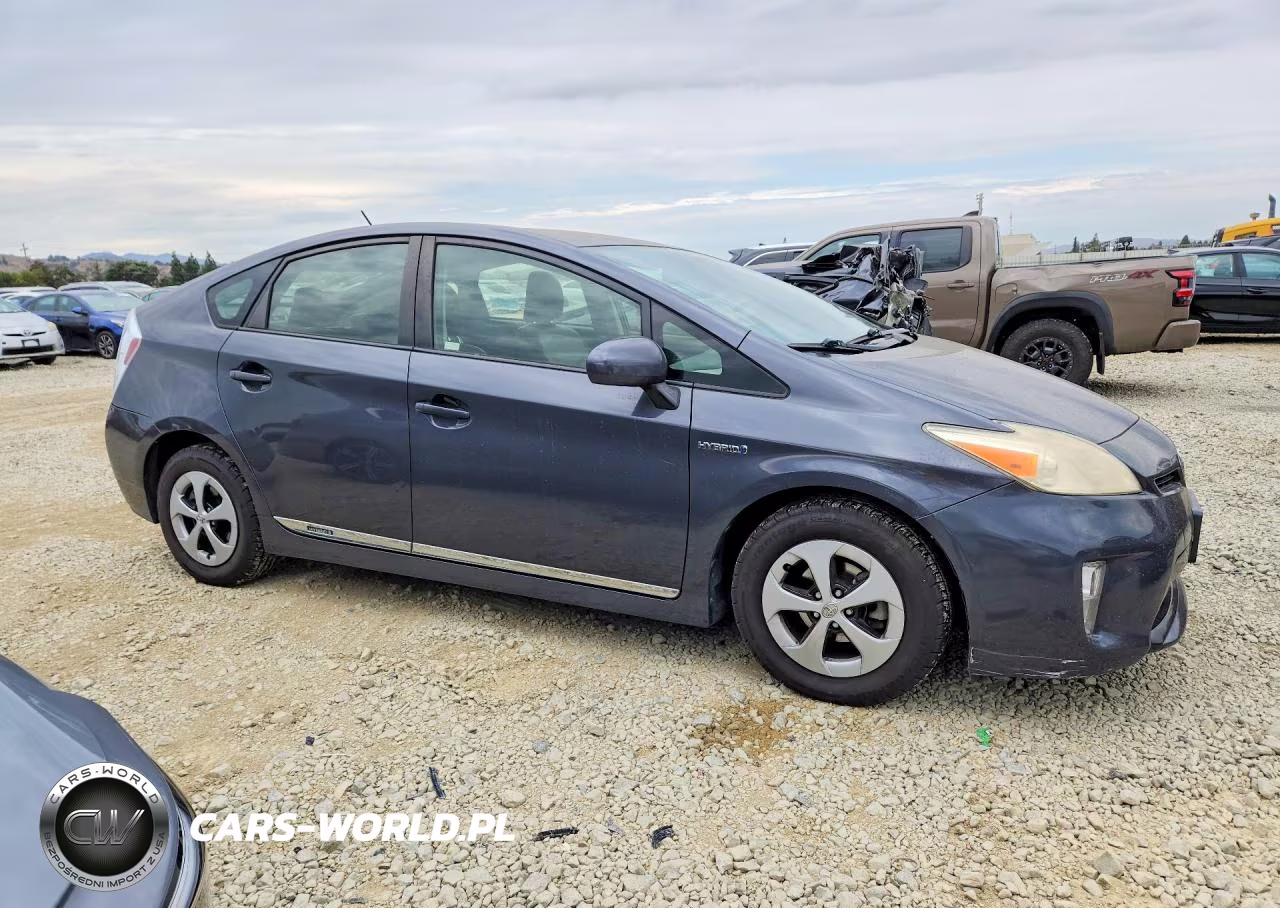 2013 Toyota Prius Two VIN:JTDKN3DU8D5564514 - 4