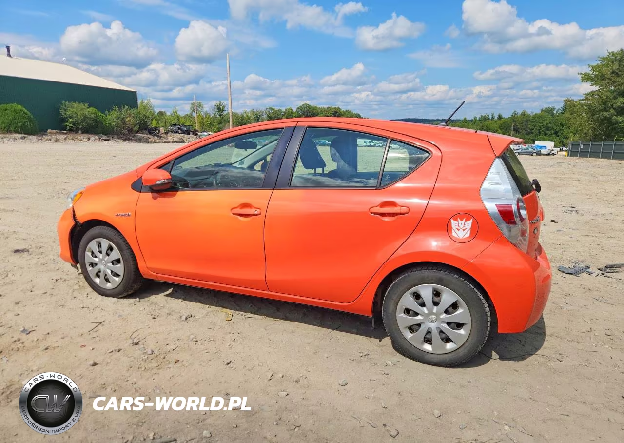 2014 Toyota Prius C Two VIN:JTDKDTB33E1085987 - 2