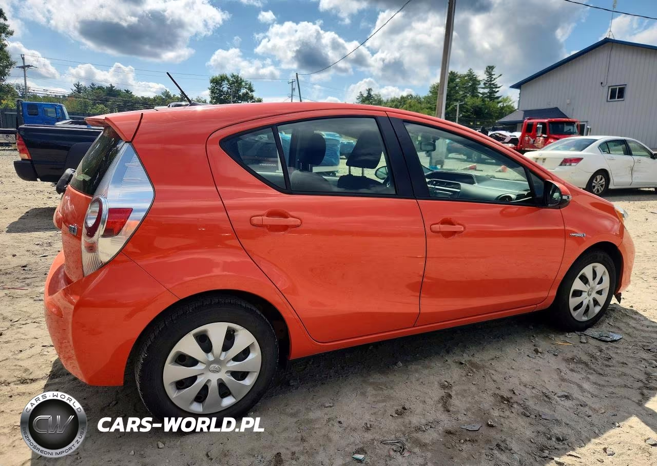 2014 Toyota Prius C Two VIN:JTDKDTB33E1085987 - 3