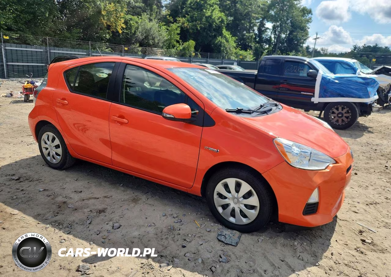 2014 Toyota Prius C Two VIN:JTDKDTB33E1085987 - 4