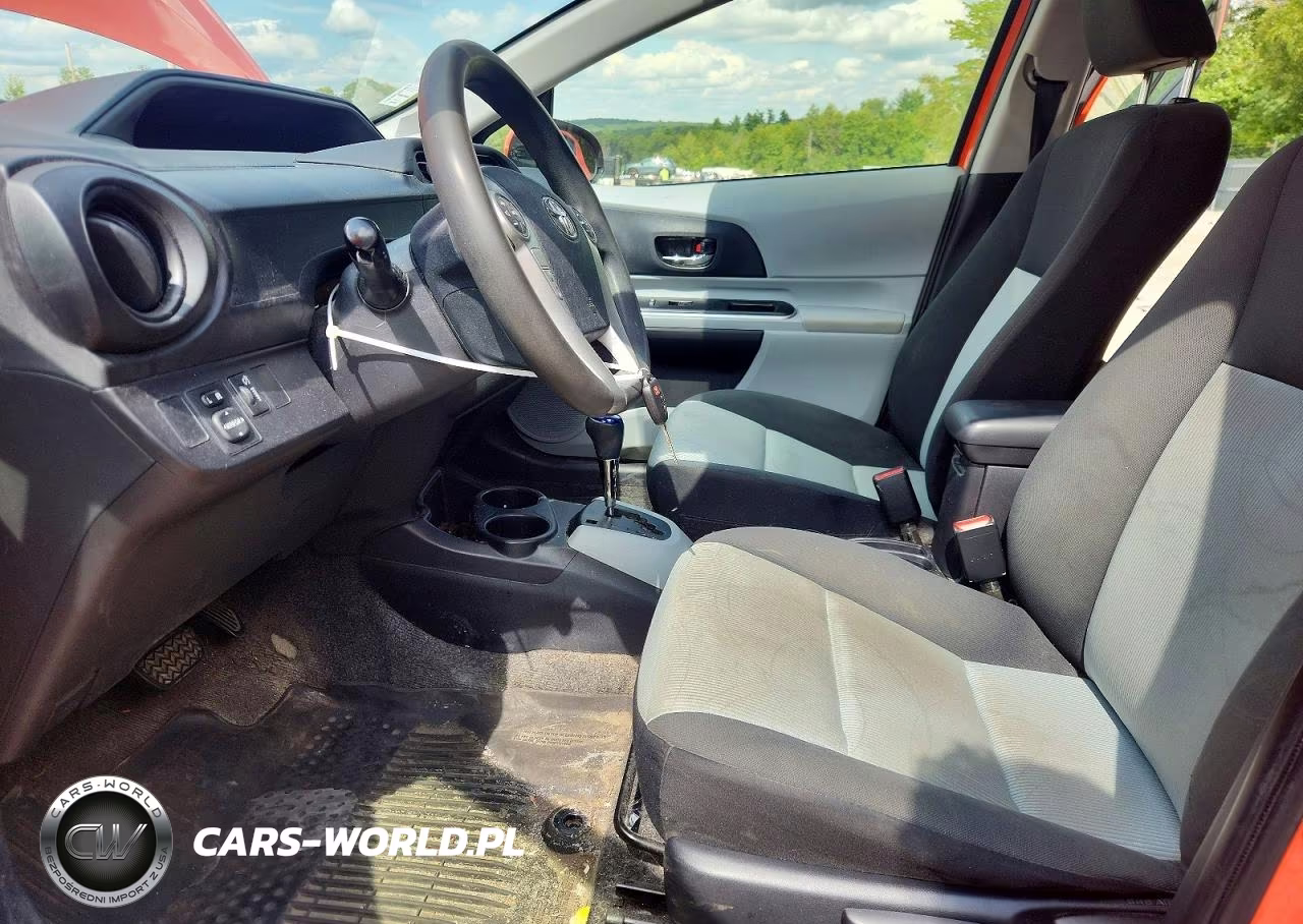 2014 Toyota Prius C Two VIN:JTDKDTB33E1085987 - 7