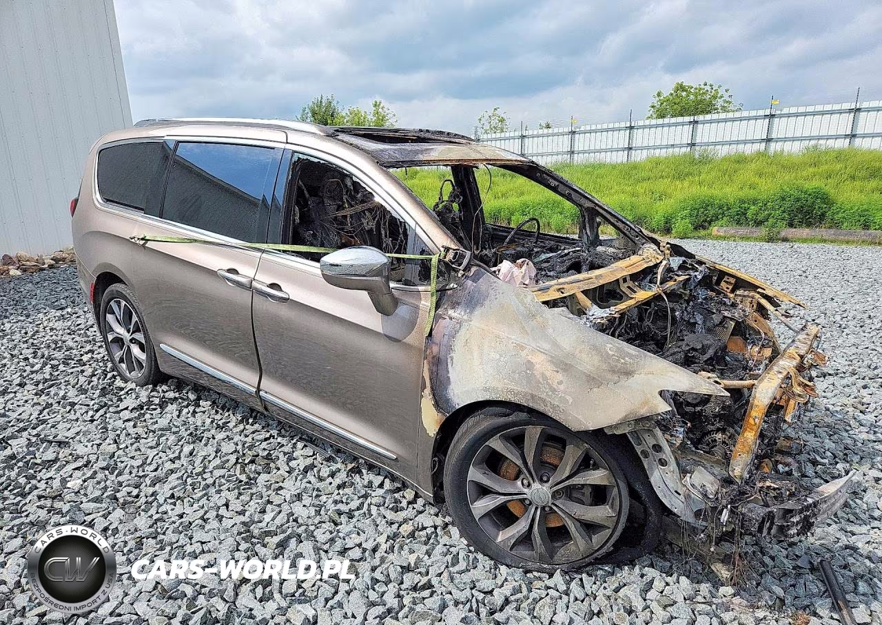 2018 Chrysler Pacifica Limited VIN:2C4RC1GG2JR104326 - 4