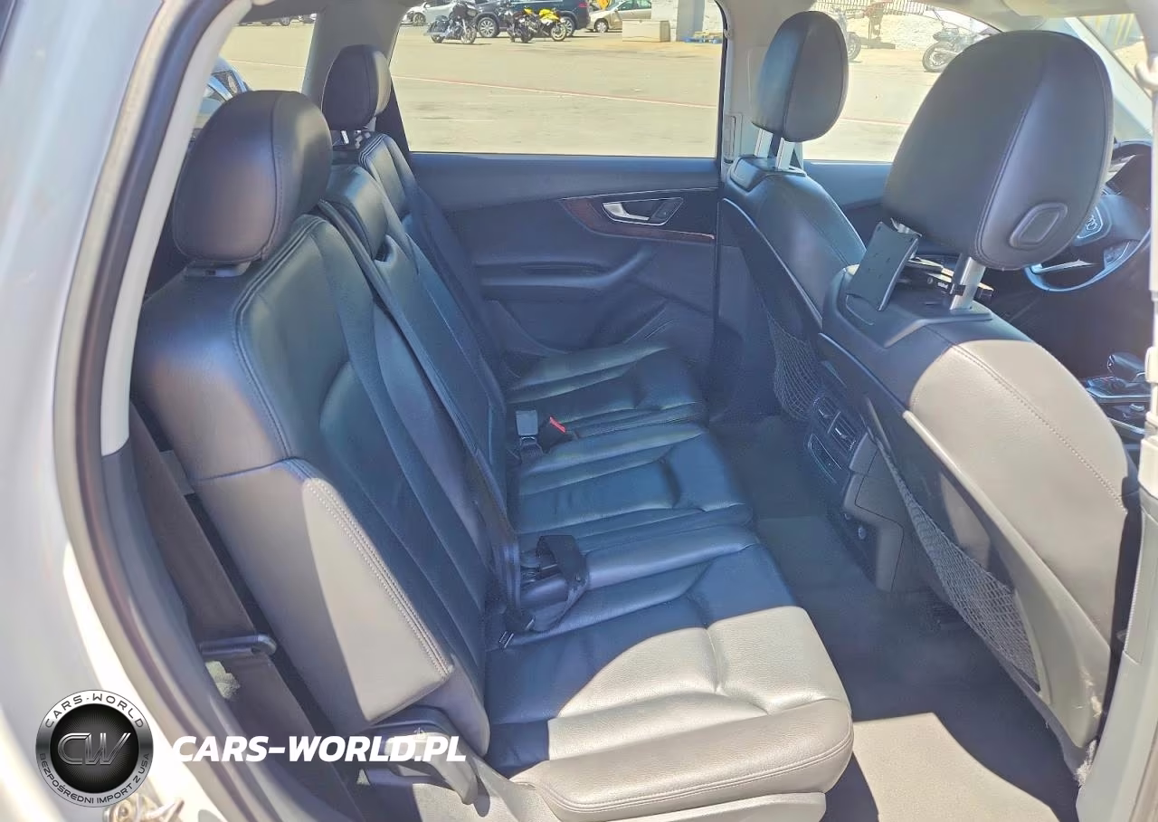 2018 Audi Q7 Premium Plus VIN:WA1LAAF7XJD024766 - 10
