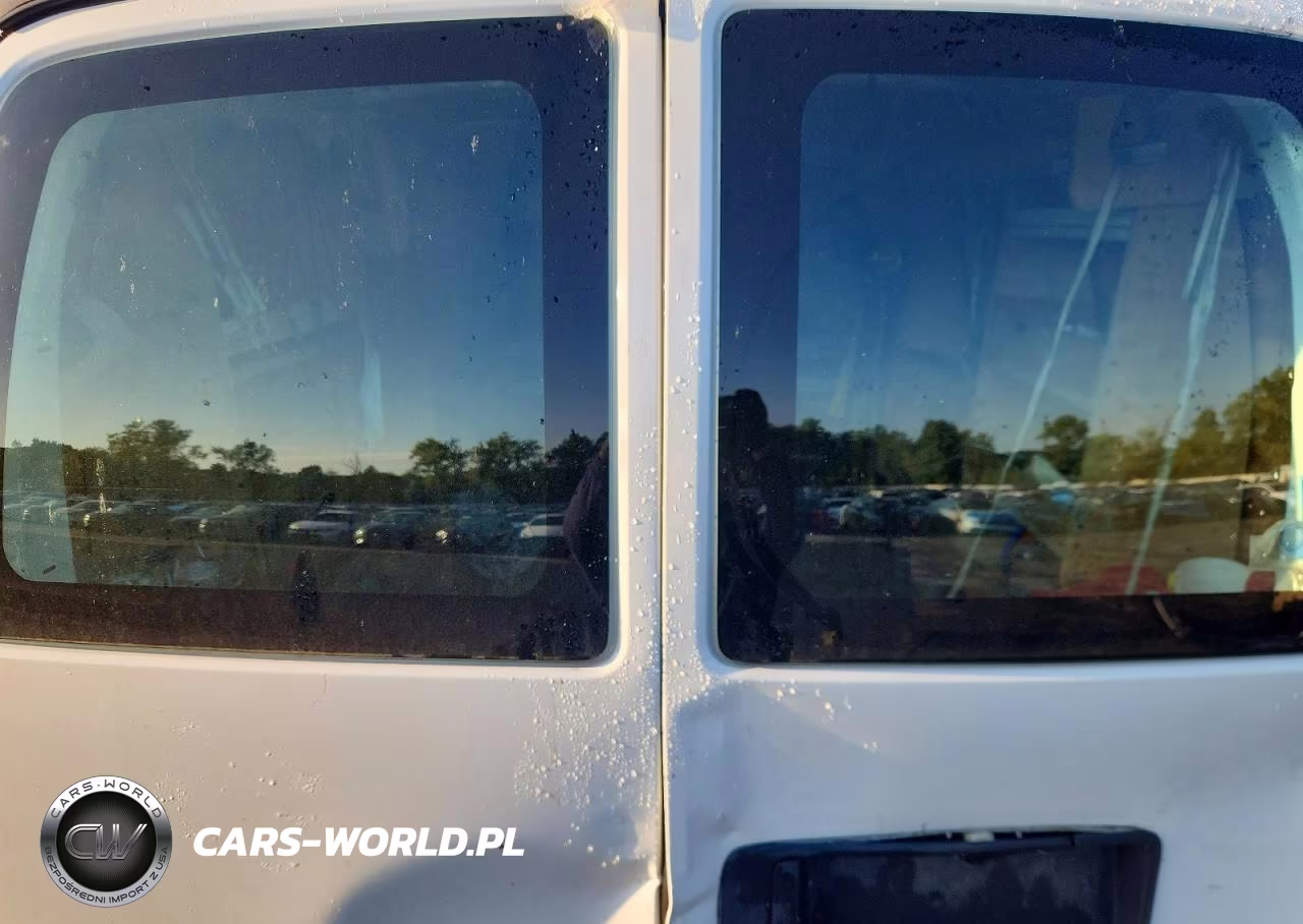 2018 Chevrolet Express G2500 VIN:1GCWGAFP9J1172491 - 10