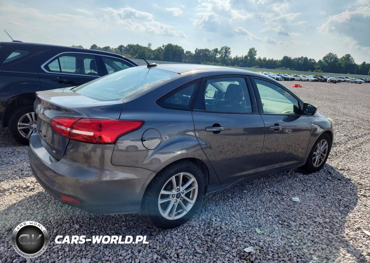 2017 Ford Focus Se VIN:1FADP3F21HL256395 - 3