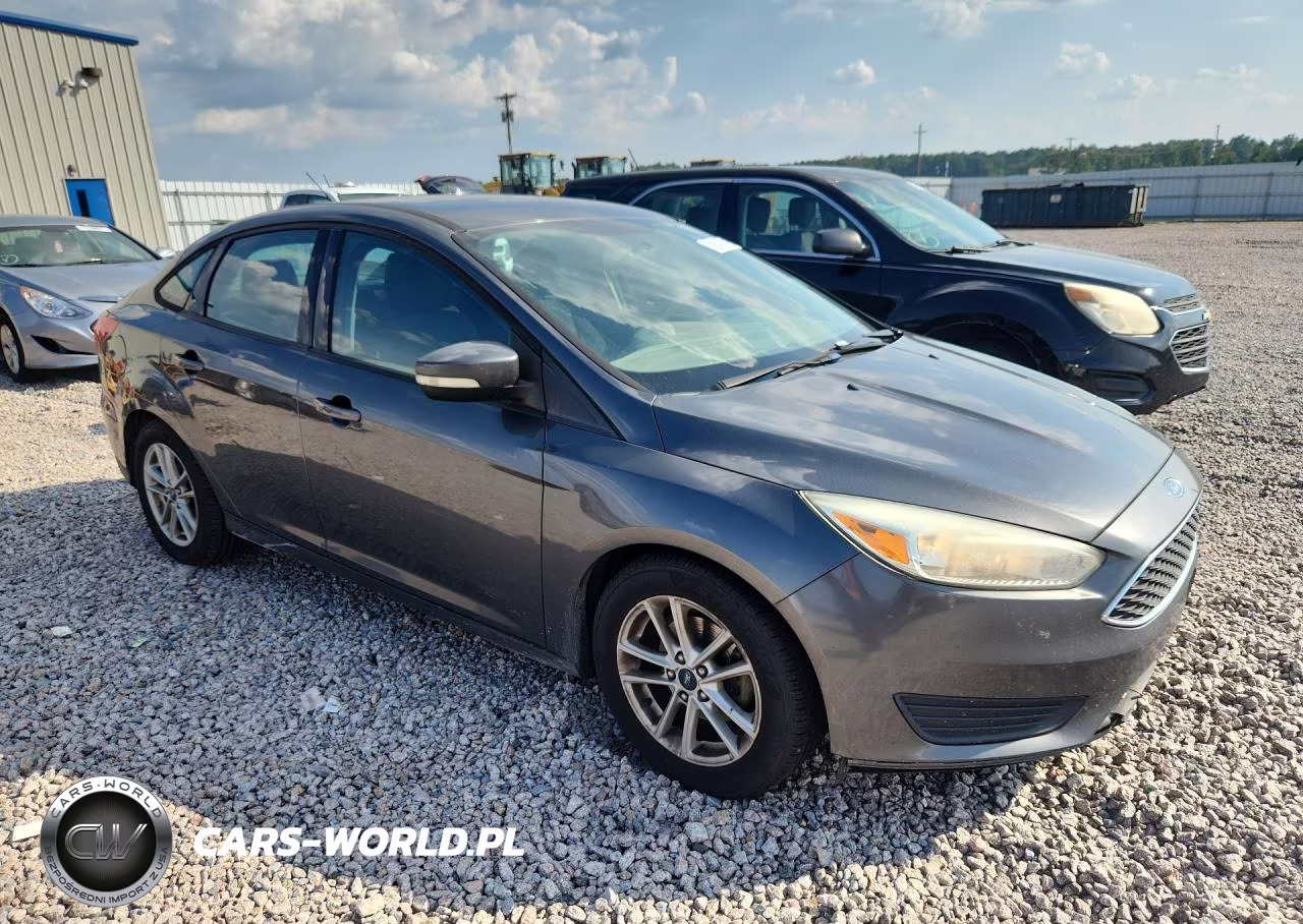 2017 Ford Focus Se VIN:1FADP3F21HL256395 - 4