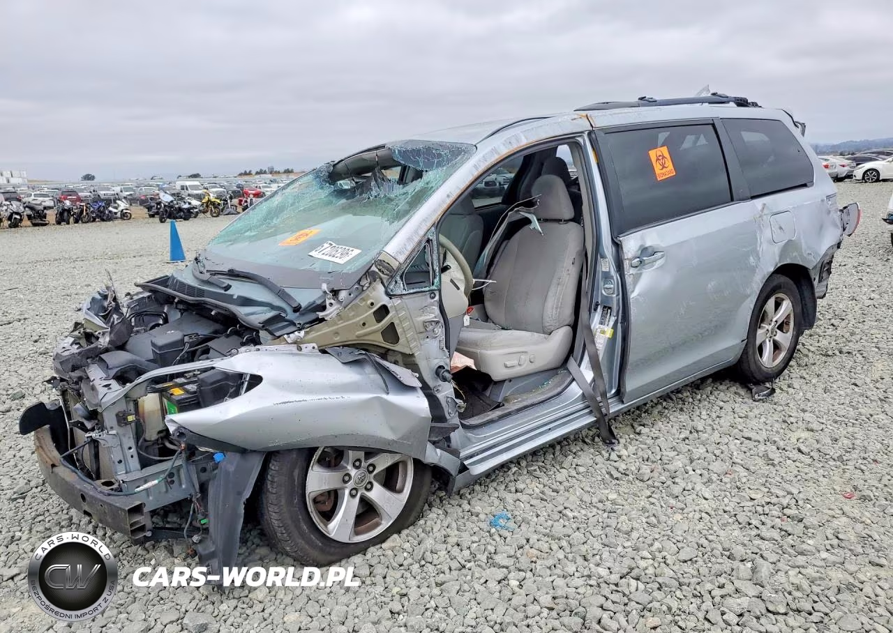 2014 Toyota Sienna Le – zdjęcie 1 z 13