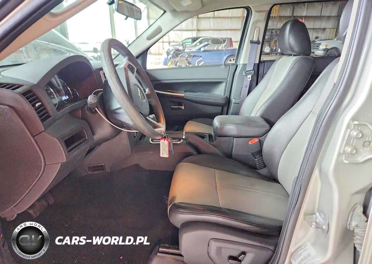 2010 Jeep Grand Cherokee Laredo VIN:1J4PR4GKXAC100653 - 7