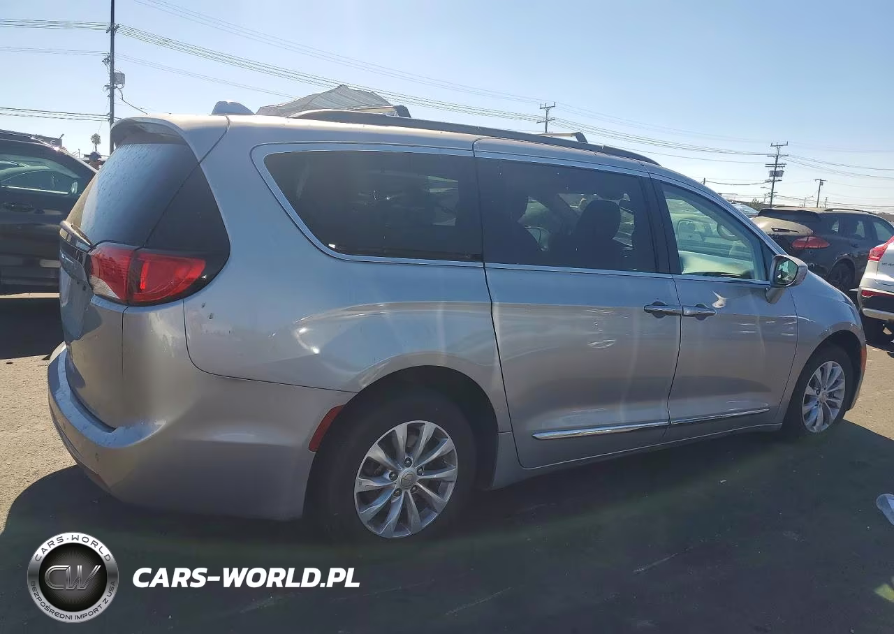 2017 Chrysler Pacifica Touring L VIN:2C4RC1BG0HR683432 - 3