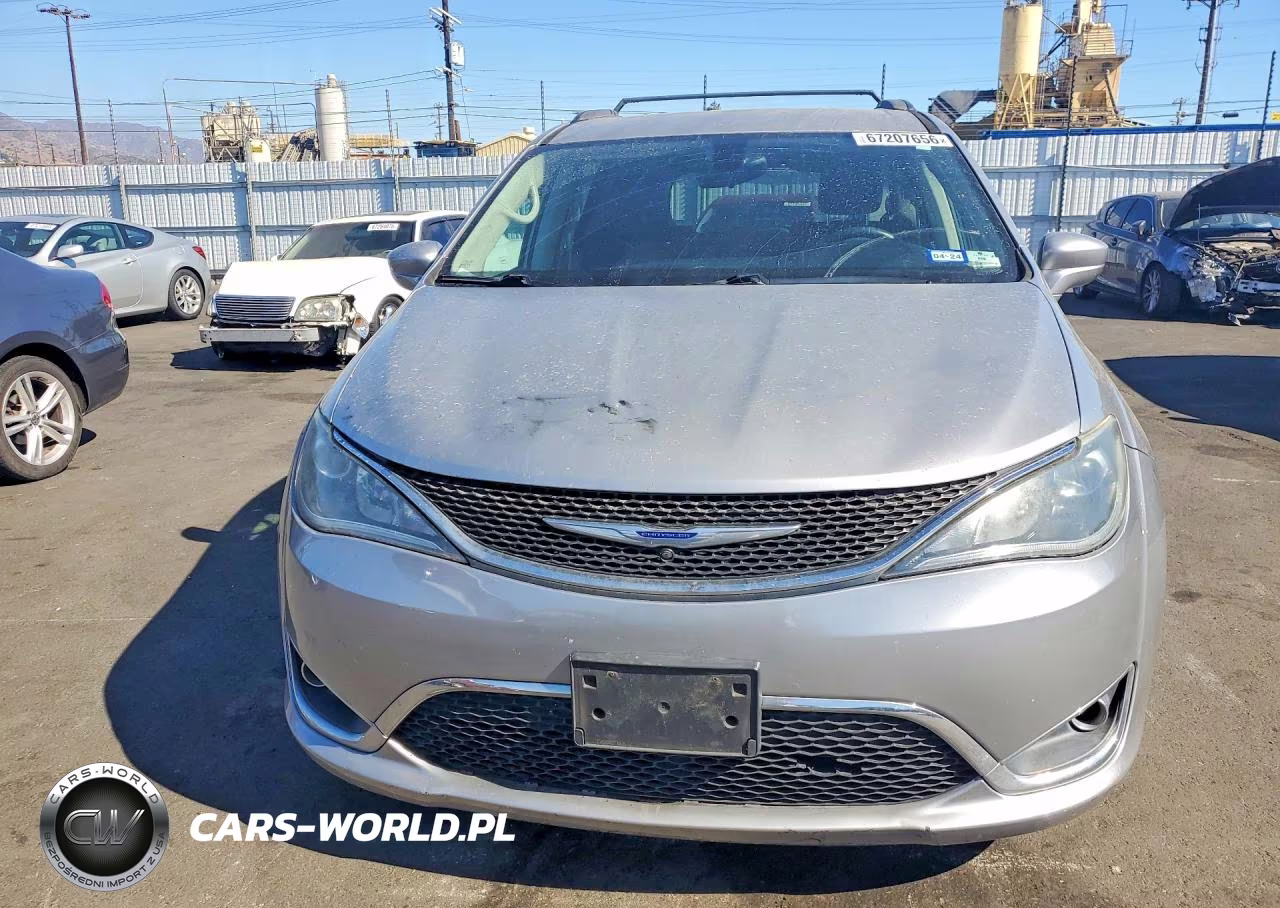 2017 Chrysler Pacifica Touring L VIN:2C4RC1BG0HR683432 - 5