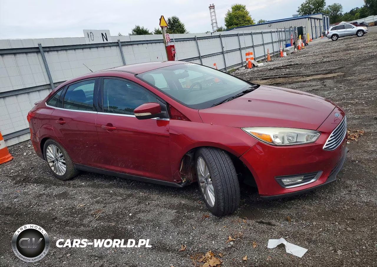 2015 Ford Focus Titanium VIN:1FADP3J24FL273681 - 4