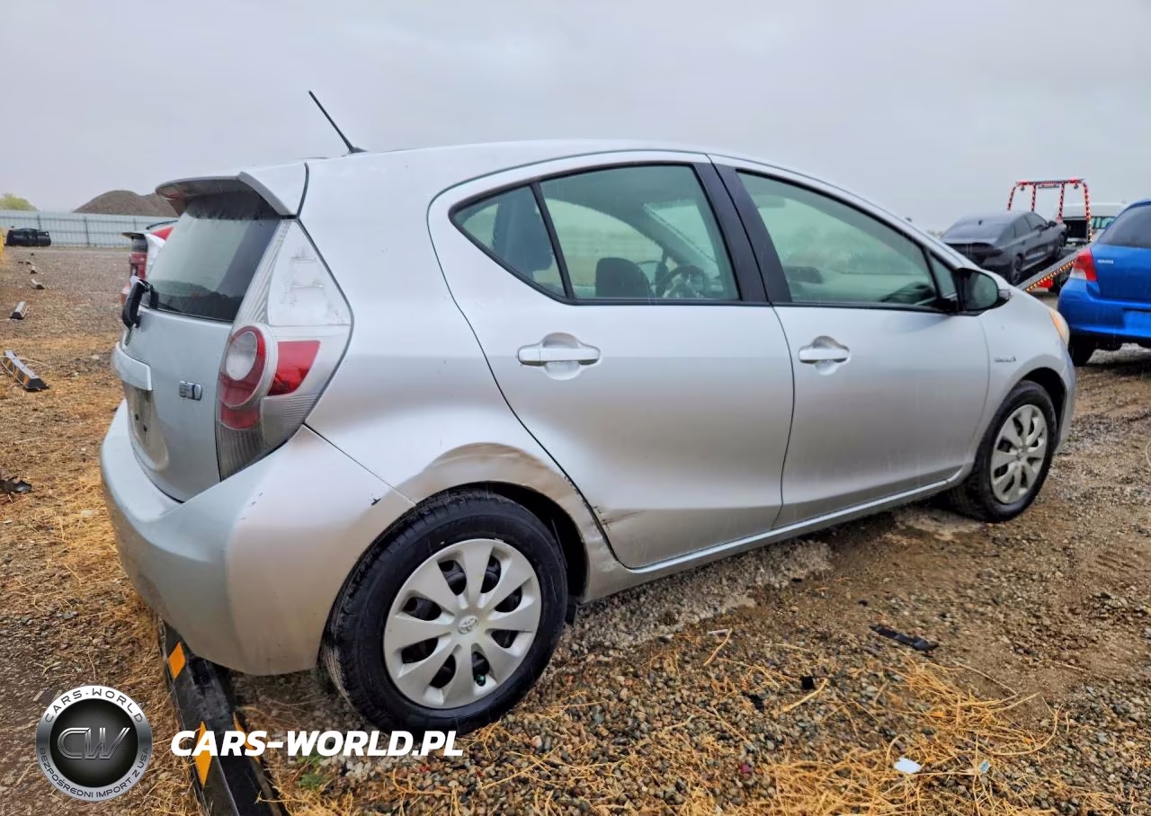 2013 Toyota Prius C Two VIN:JTDKDTB30D1542382 - 3