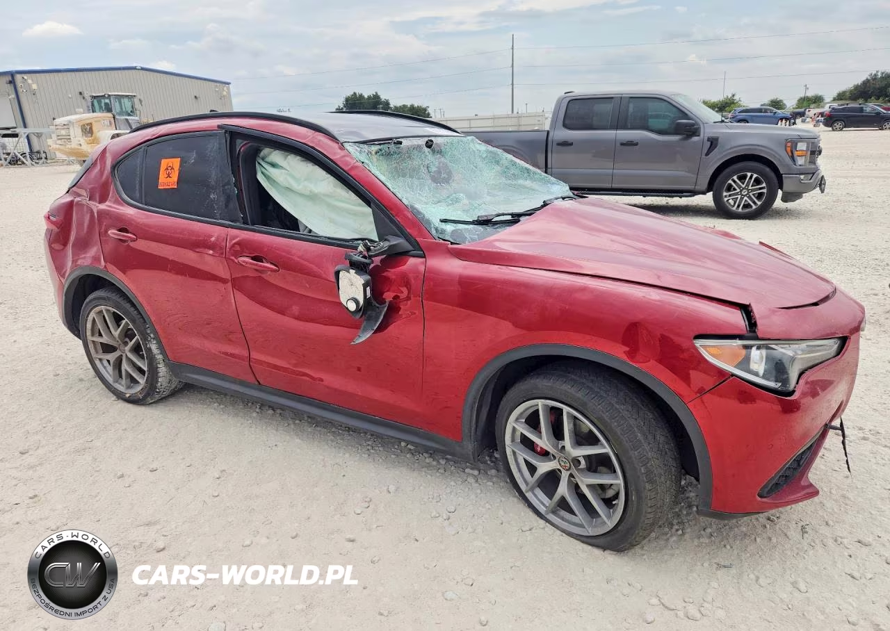2018 Alfa Romeo Stelvio Ti Sport VIN:ZASFAKNN5J7B79255 - 4