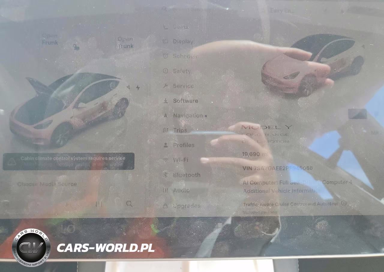 2023 Tesla Model Y VIN:7SAYGAEE2PF945068 - 9