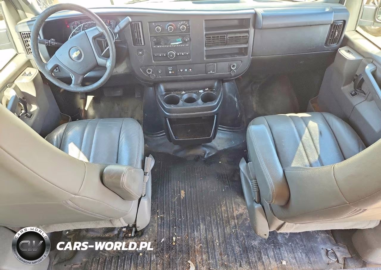 2018 Chevrolet Express G2500 VIN:1GCWGAFP8J1215119 - 8