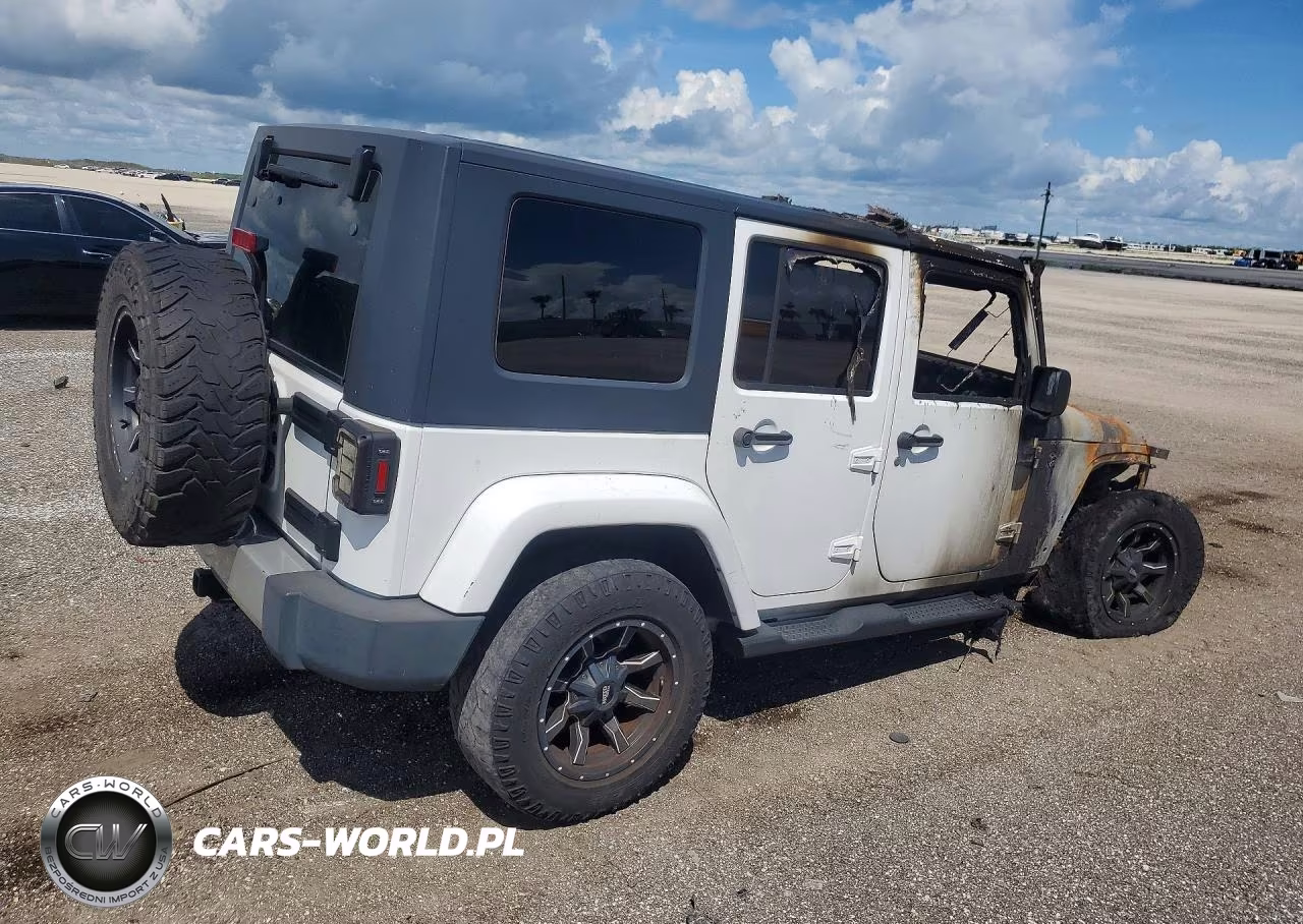 2012 Jeep Wrangler Unlimited Sahara VIN:1C4BJWEG3CL262211 - 3