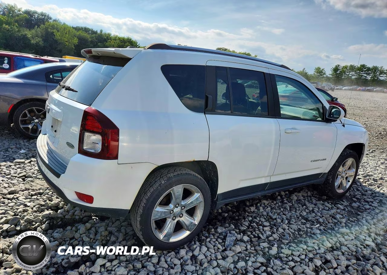 2014 Jeep Compass Latitude VIN:1C4NJDEB7ED828910 - 3
