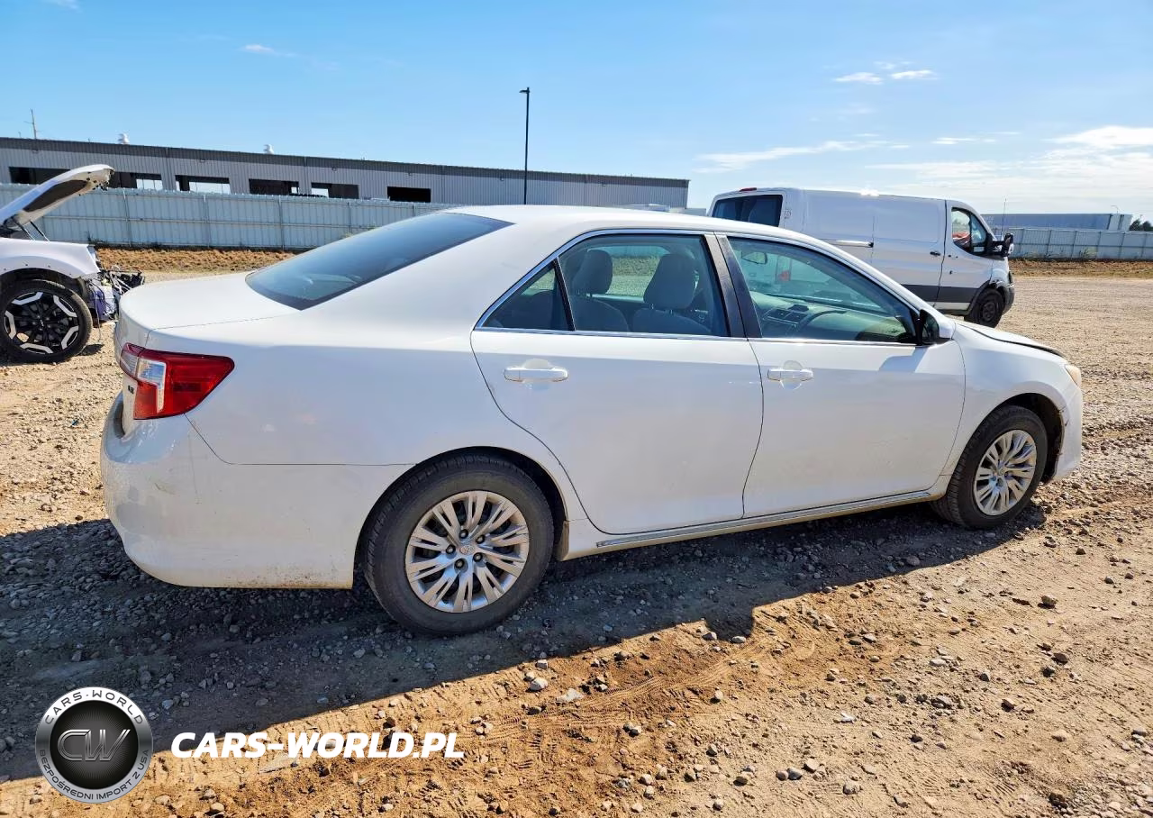 2014 Toyota Camry Le VIN:4T4BF1FK3ER372035 - 3