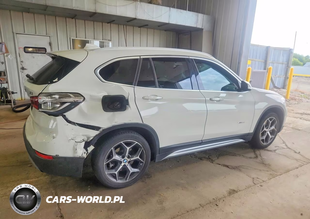 2018 BMW X1 xDrive28I VIN:WBXHT3C31J5K25682 - 3