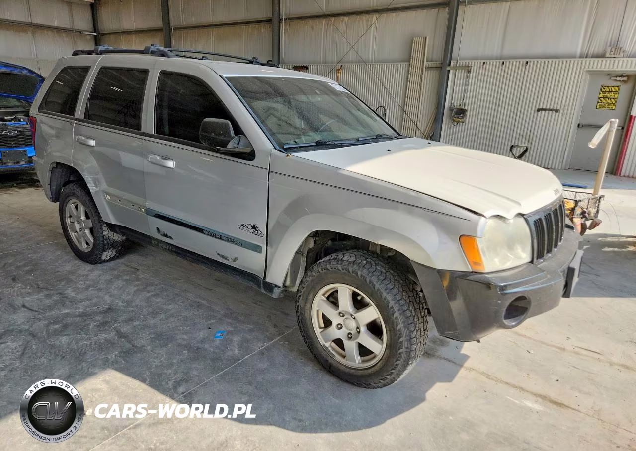 2009 Jeep Grand Cherokee Laredo VIN:1J8HR48P49C530705 - 4