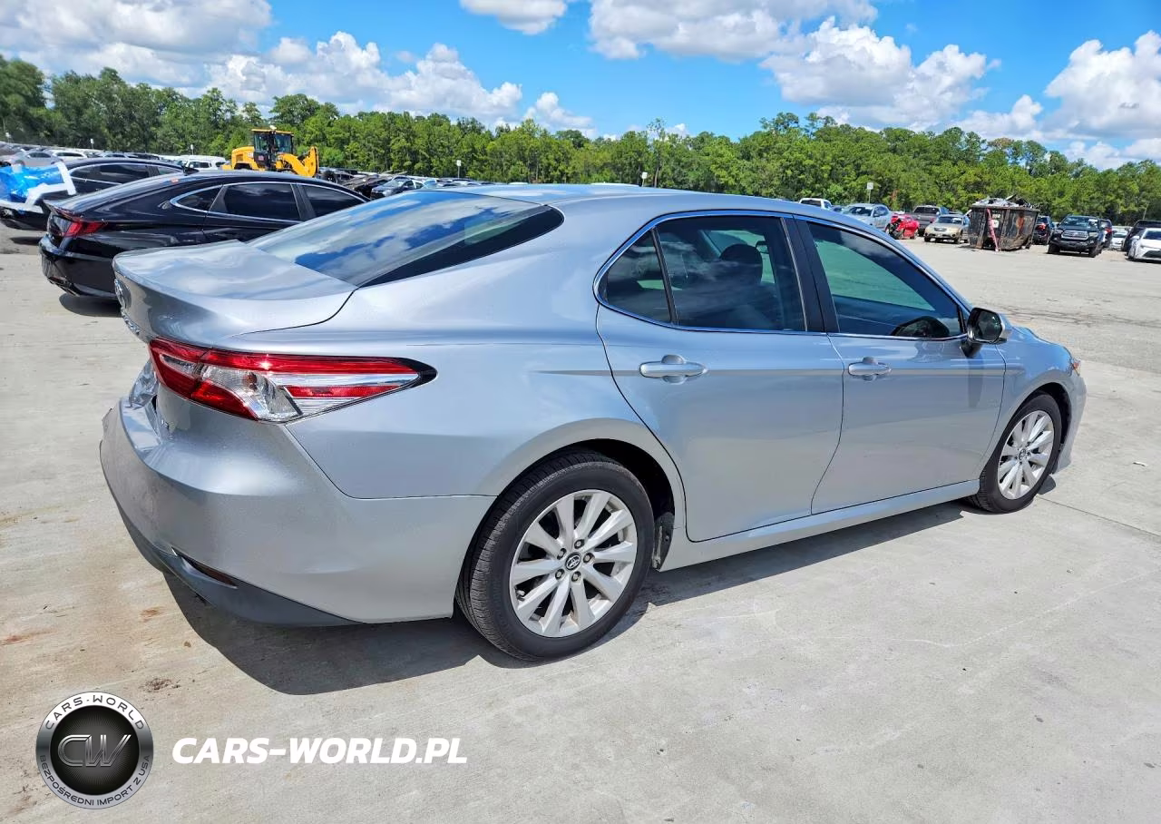2018 Toyota Camry Le VIN:4T1B11HK9JU140653 - 3