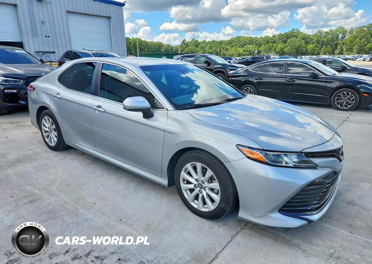 2018 Toyota Camry Le VIN:4T1B11HK9JU140653 - 4