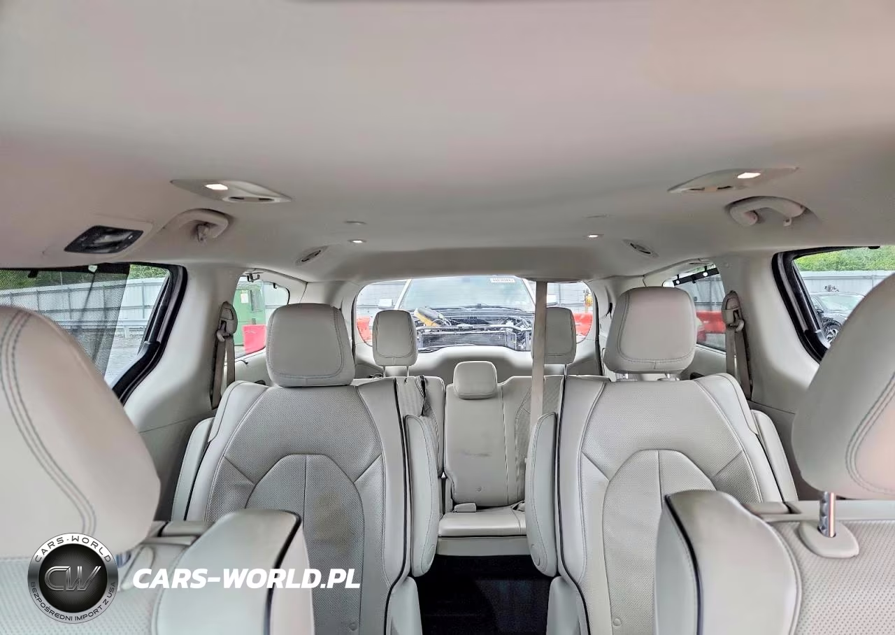 2018 Chrysler Pacifica Hybrid Limited VIN:2C4RC1N70JR109642 - 10