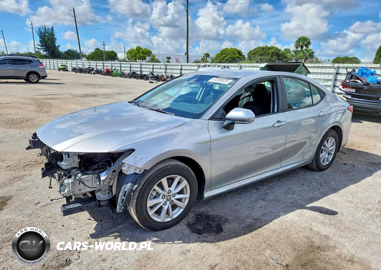 2025 Toyota Camry Le – zdjęcie 1 z 12