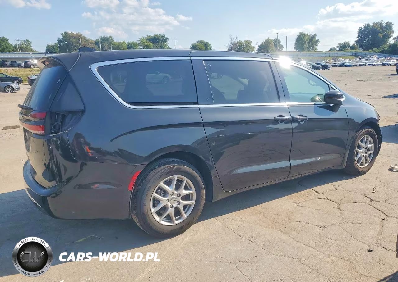 2023 Chrysler Pacifica Touring L VIN:2C4RC1BG0PR631927 - 3