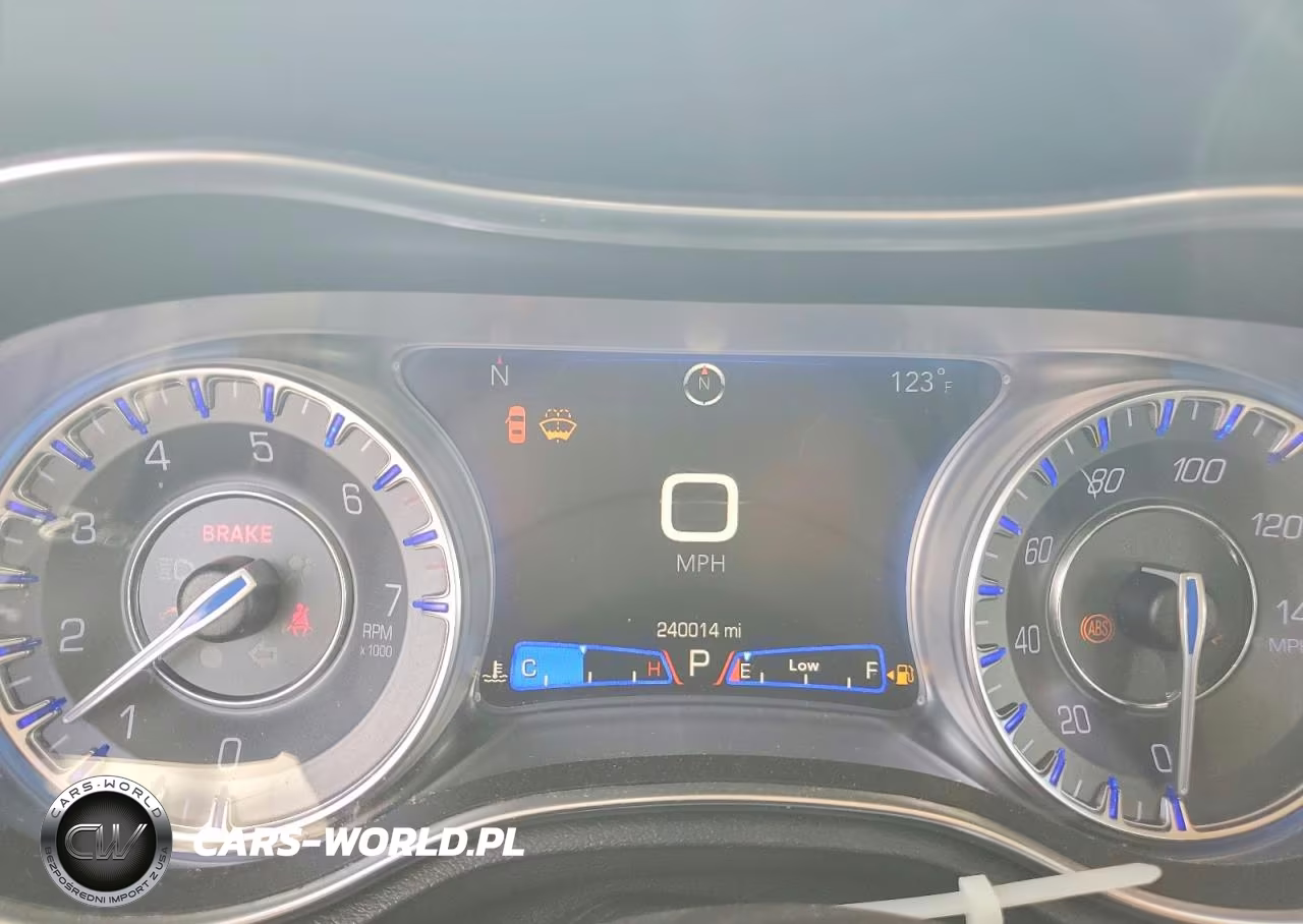 2019 Chrysler 300 Limited VIN:2C3CCAEG6KH570264 - 9