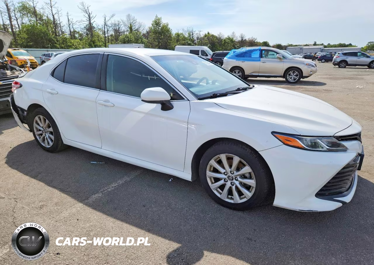 2018 Toyota Camry Le VIN:JTNB11HK4J3010849 - 4