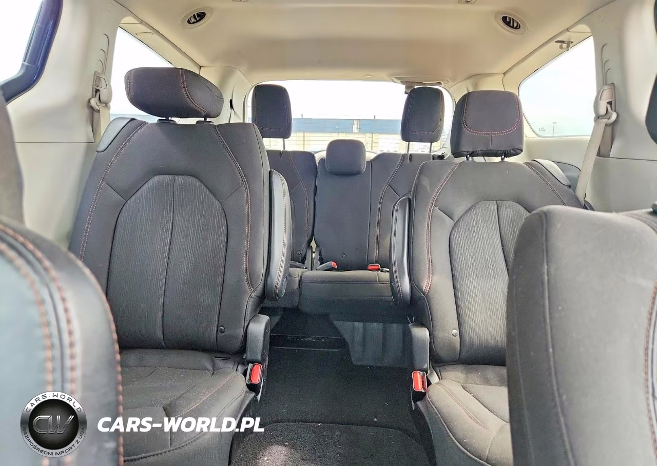 2019 Chrysler Pacifica Touring Plus VIN:2C4RC1FG0KR559534 - 10