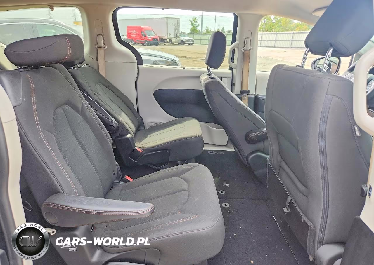 2019 Chrysler Pacifica Touring Plus VIN:2C4RC1FG0KR559534 - 11