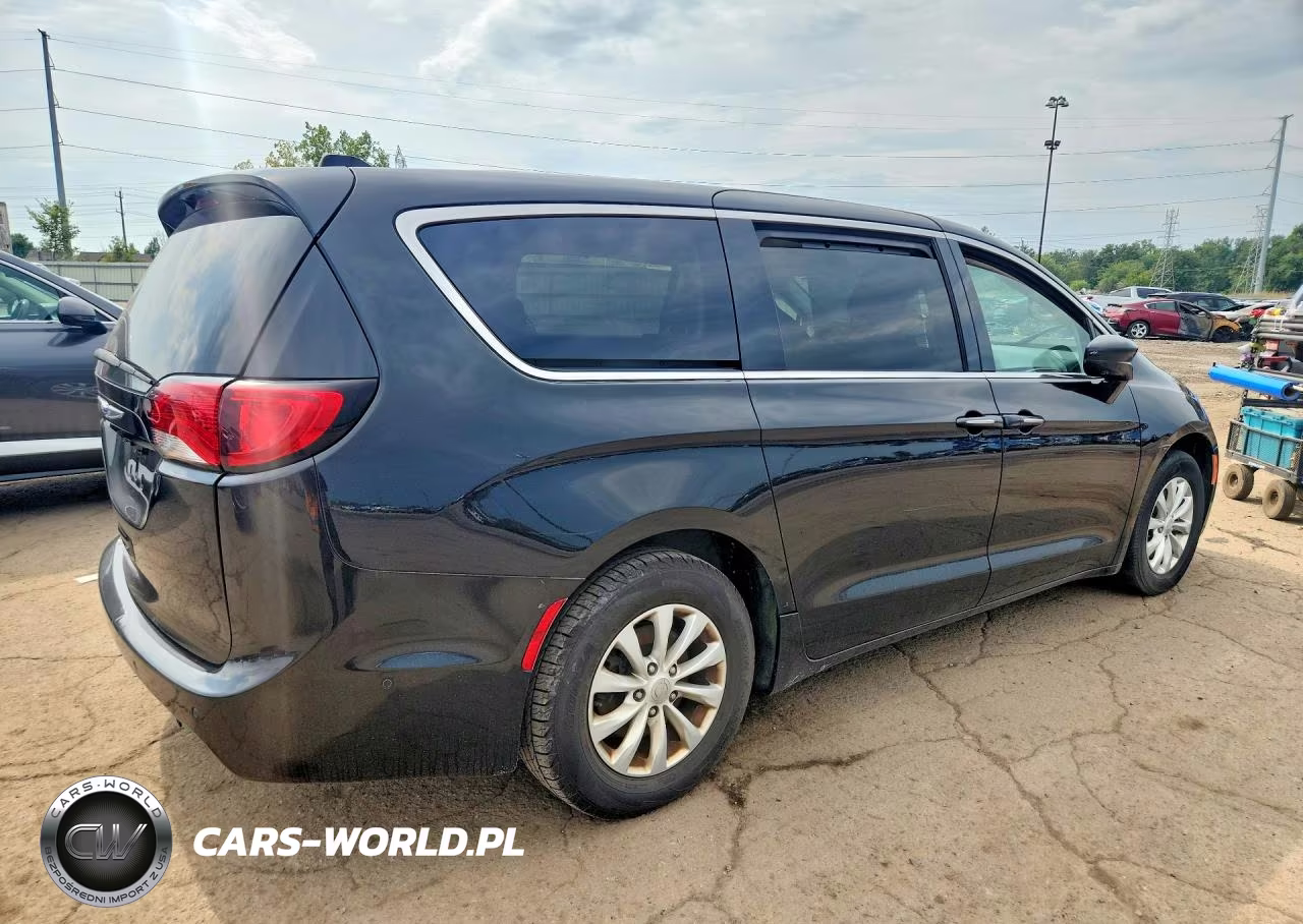 2019 Chrysler Pacifica Touring Plus VIN:2C4RC1FG0KR559534 - 3