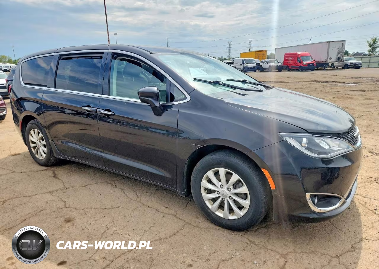 2019 Chrysler Pacifica Touring Plus VIN:2C4RC1FG0KR559534 - 4