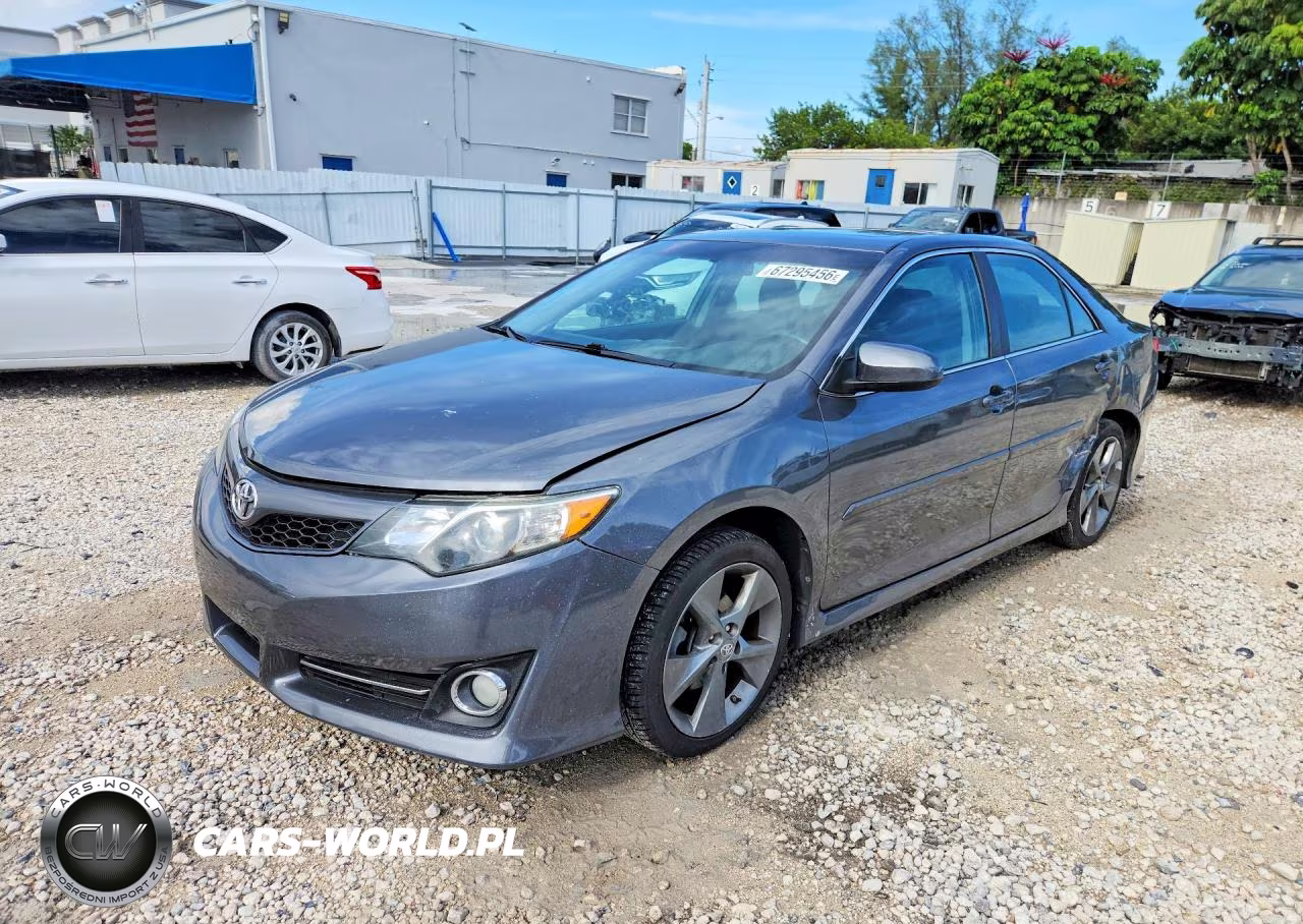 2014 Toyota Camry Se Sport – zdjęcie 1 z 12