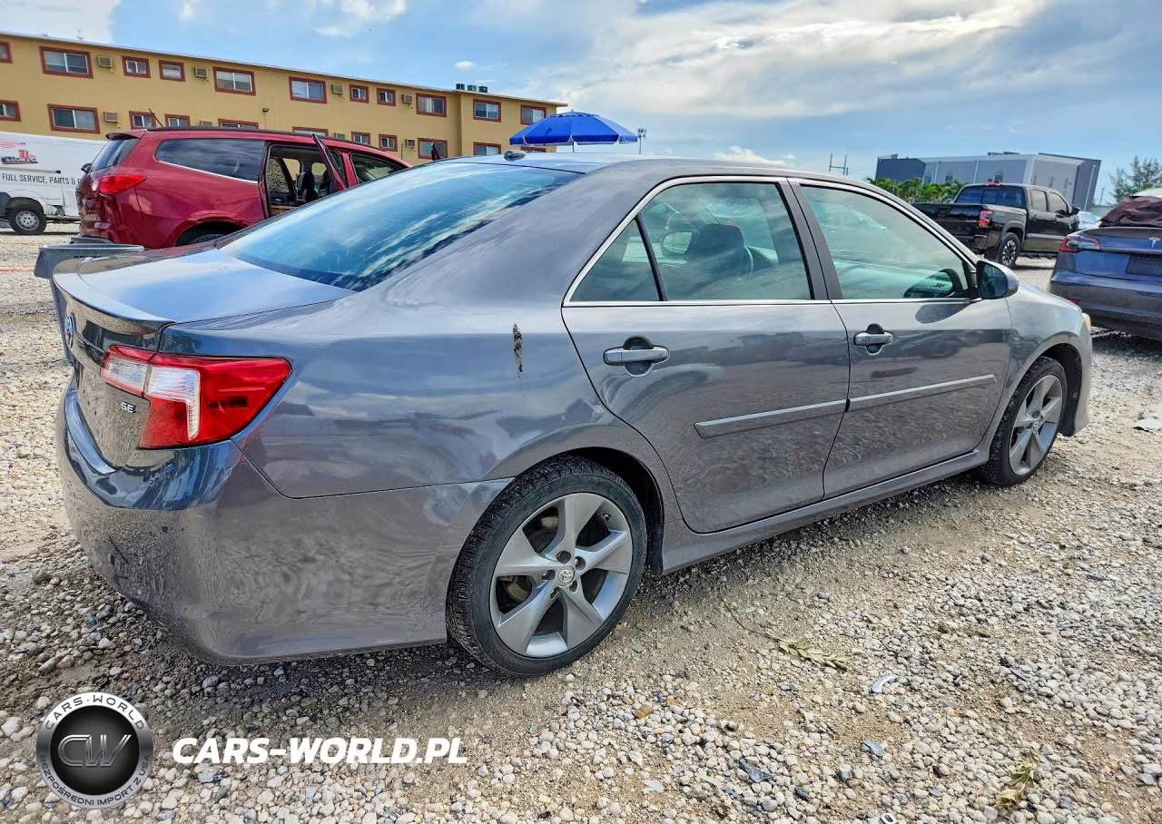 2014 Toyota Camry Se Sport VIN:4T1BF1FK9EU737621 - 3