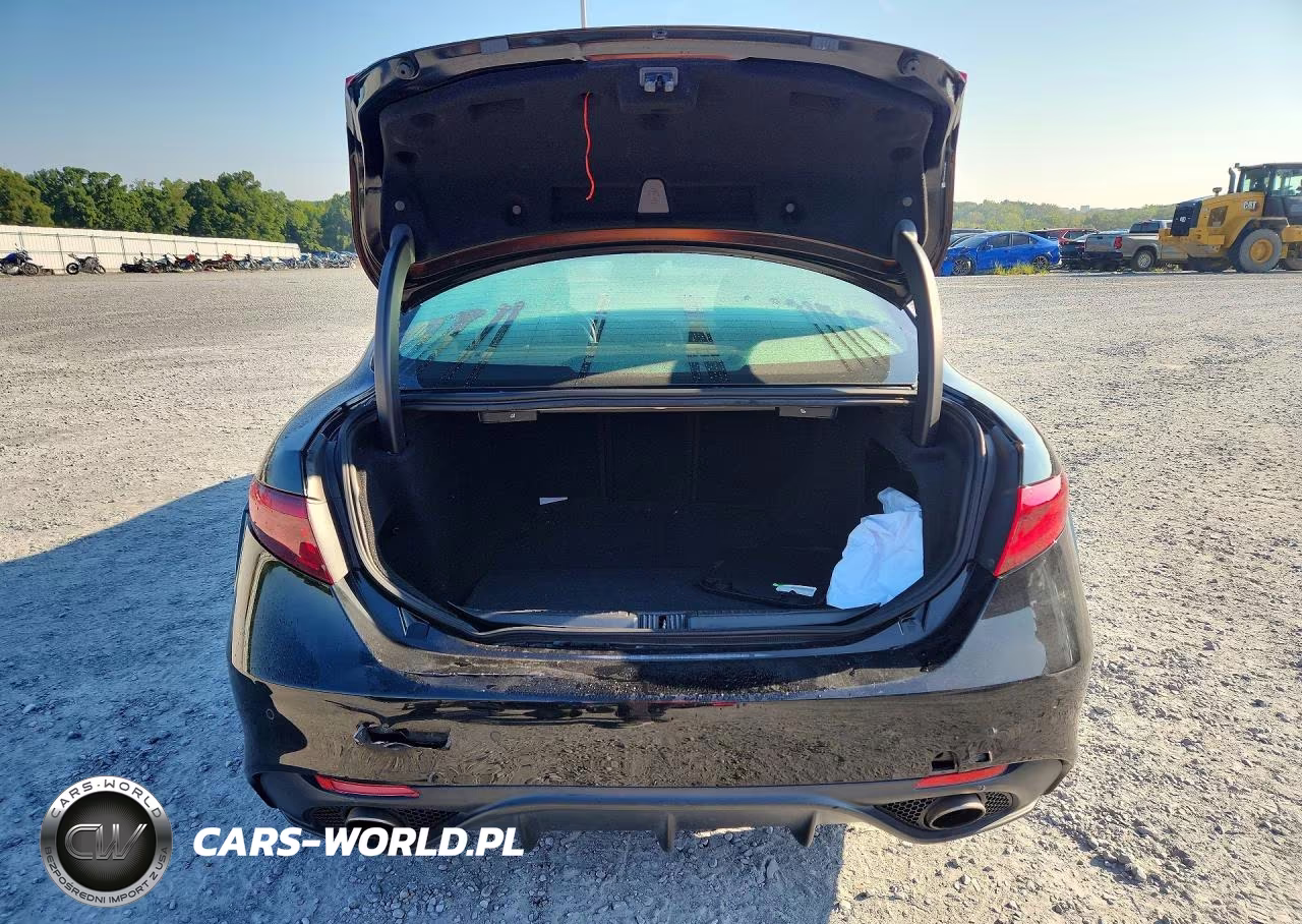 2018 Alfa Romeo Giulia Ti Q4 VIN:ZARFAEEN5J7597816 - 6