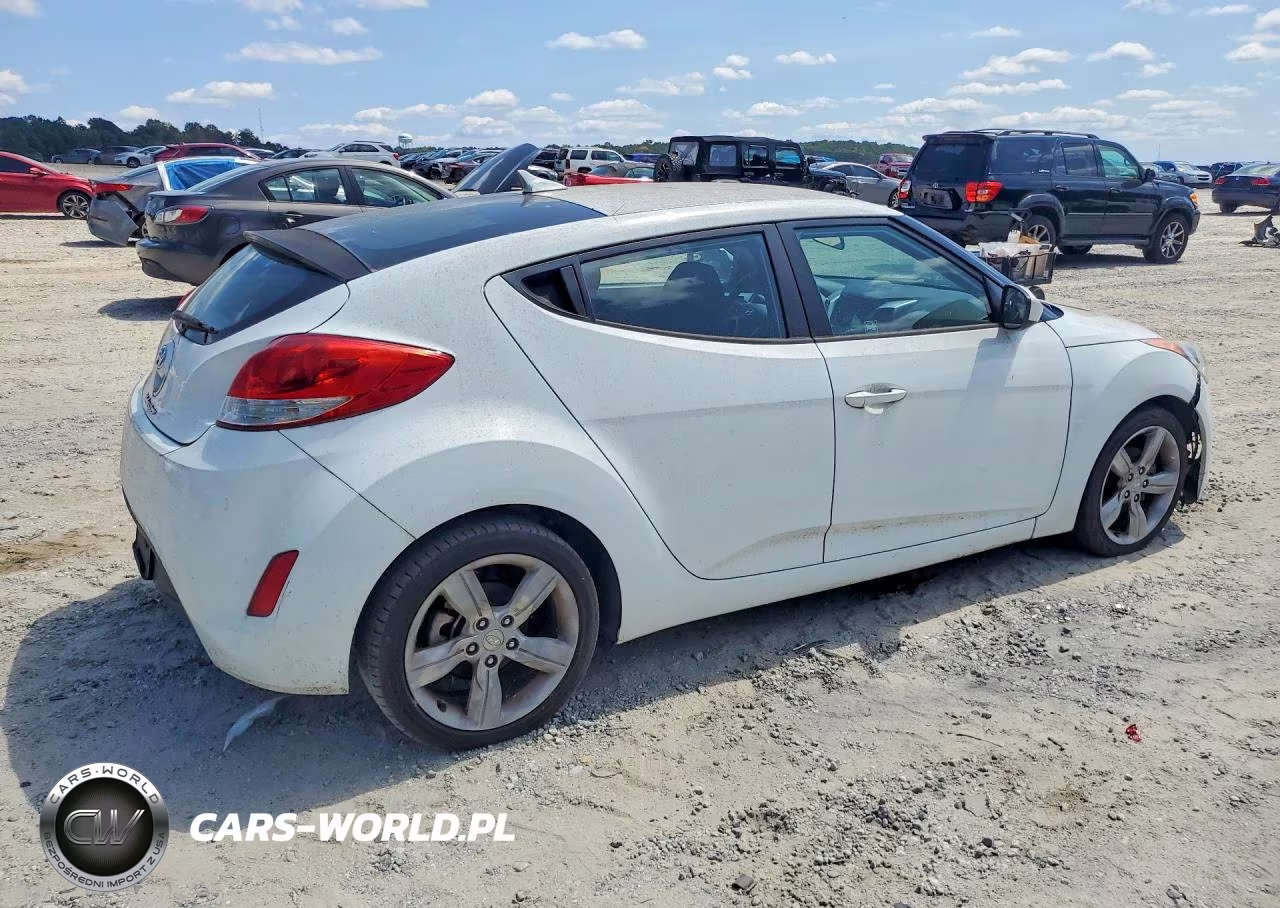 2015 Hyundai Veloster Base VIN:KMHTC6AD5FU225570 - 3
