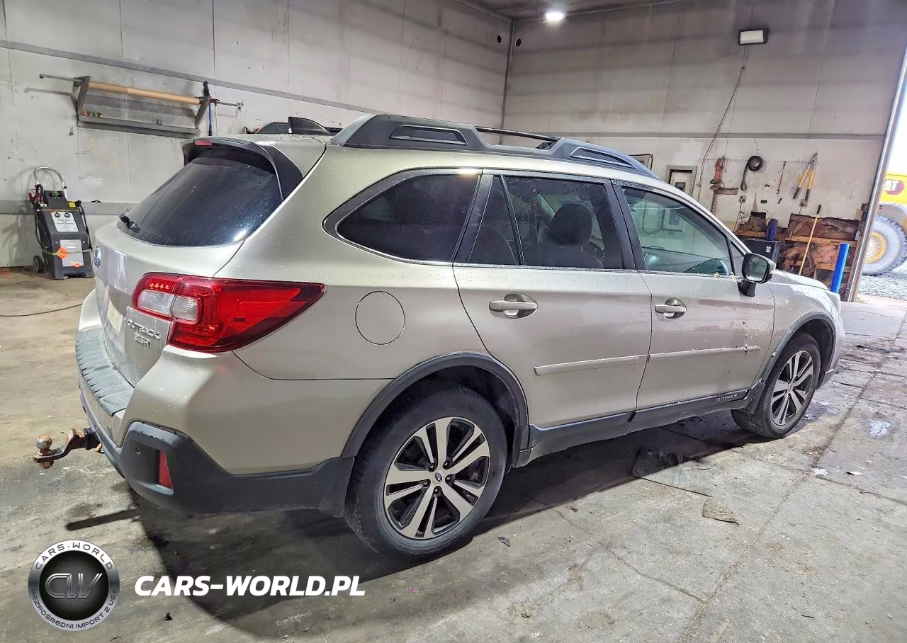 2018 Subaru Outback 3.6R Limited VIN:4S4BSENC6J3330921 - 3