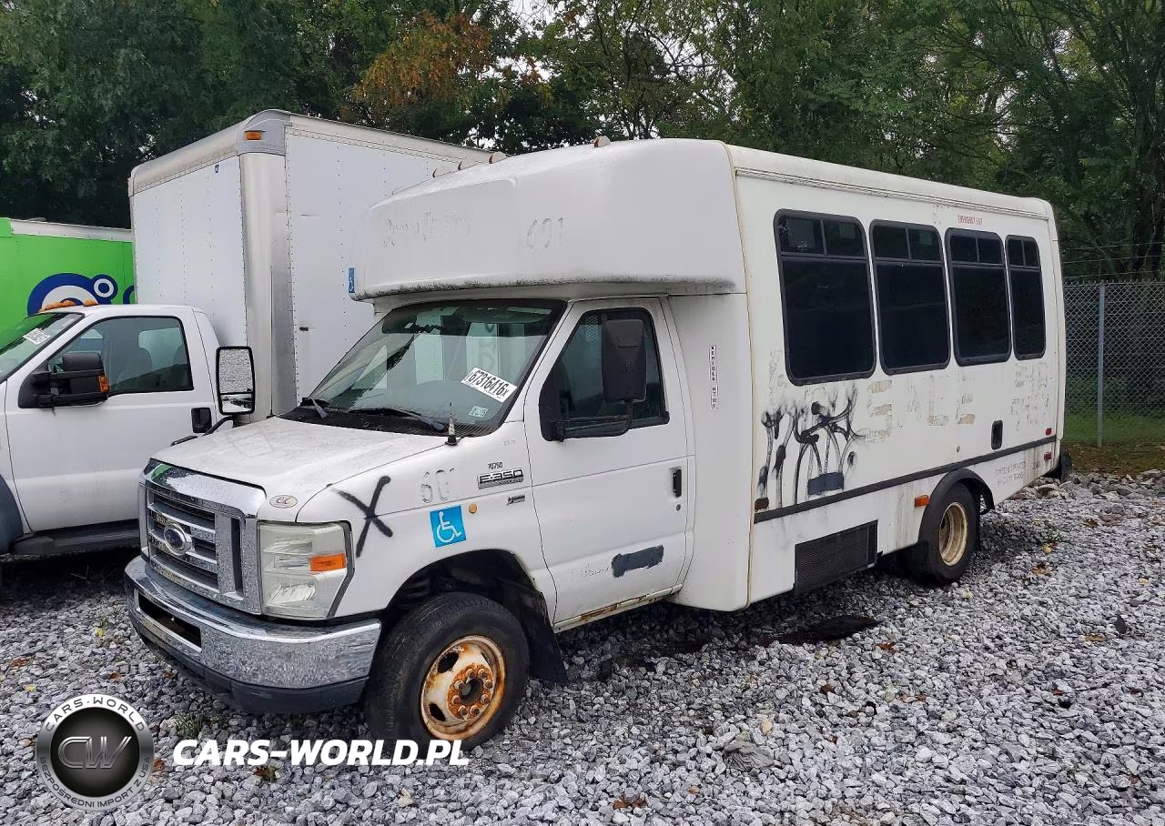 2013 Ford Econoline E350 Super Duty Cutaway Van
