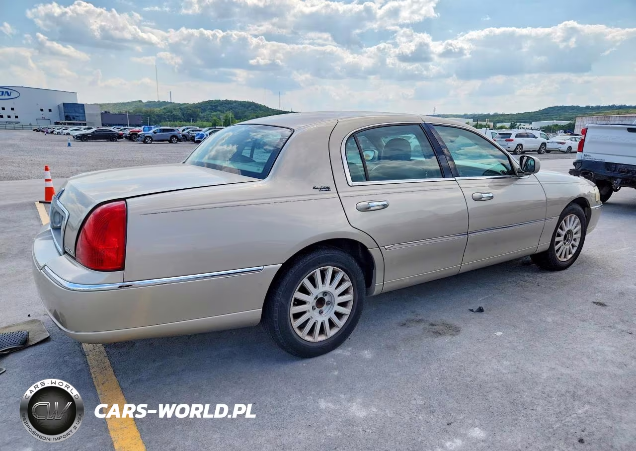 2006 Lincoln Town Car Signature Limited VIN:1LNHM82V96Y626151 - 3