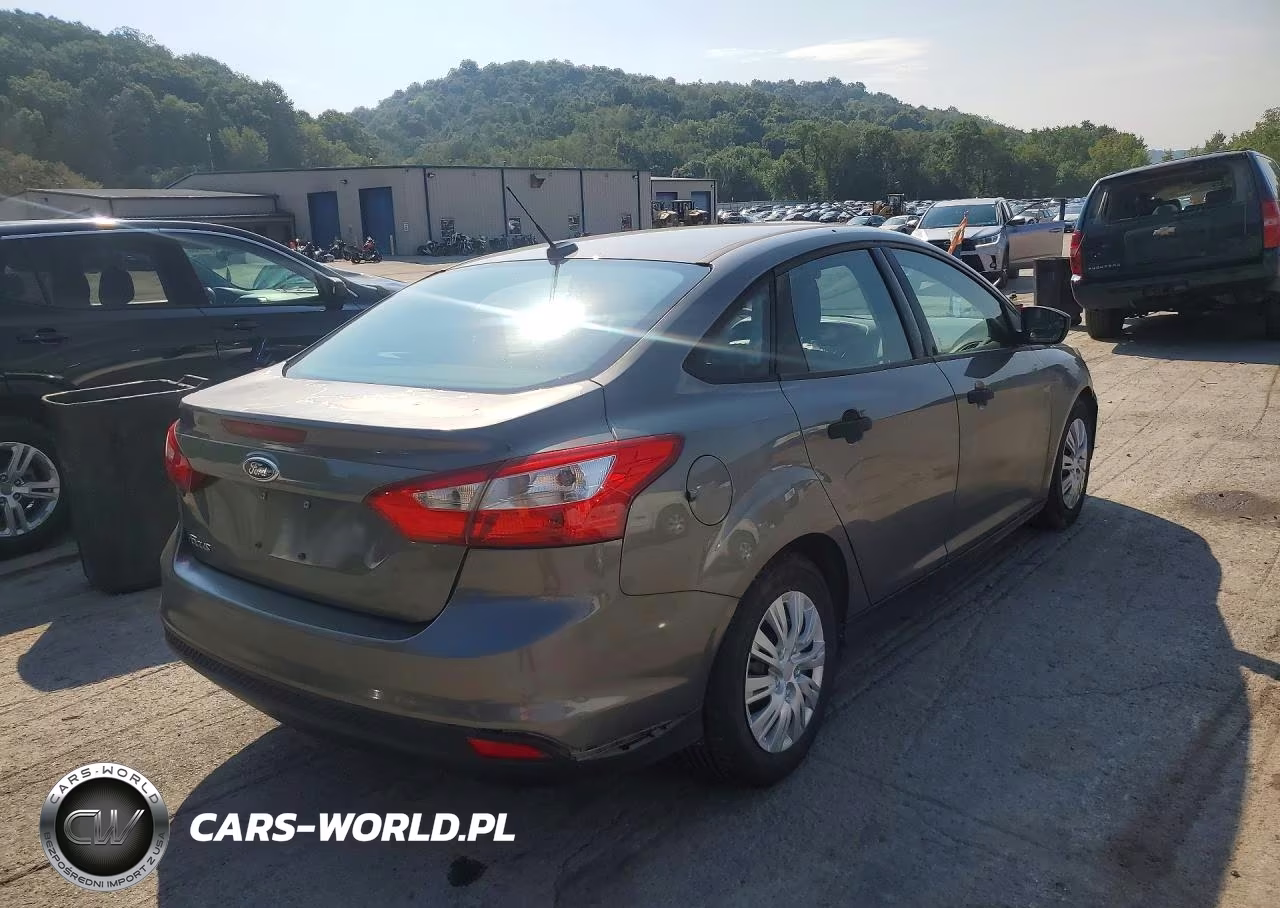 2013 Ford Focus S VIN:1FADP3E23DL370989 - 3