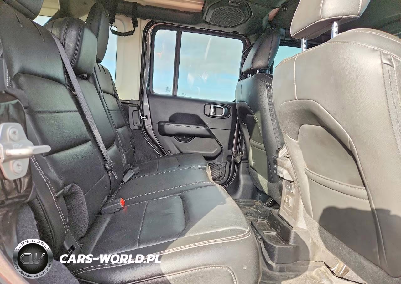 2018 Jeep Wrangler Unlimited Sahara VIN:1C4HJXENXJW255167 - 11